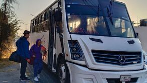 personas suben a un autobús del transporte público alternativo en puebla
