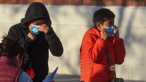 Personas con cubrebocas ante aumento de casos de sarampión en México.