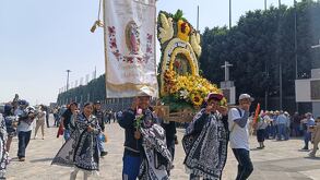 hombres y mujeres con estandartes de la virgen de guadalupe llegan a la basílica de guadalupe