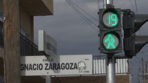 Se observa un semáforo en verde y una nomenclatura que dice Zaragoza y Presidente Cárdenas.