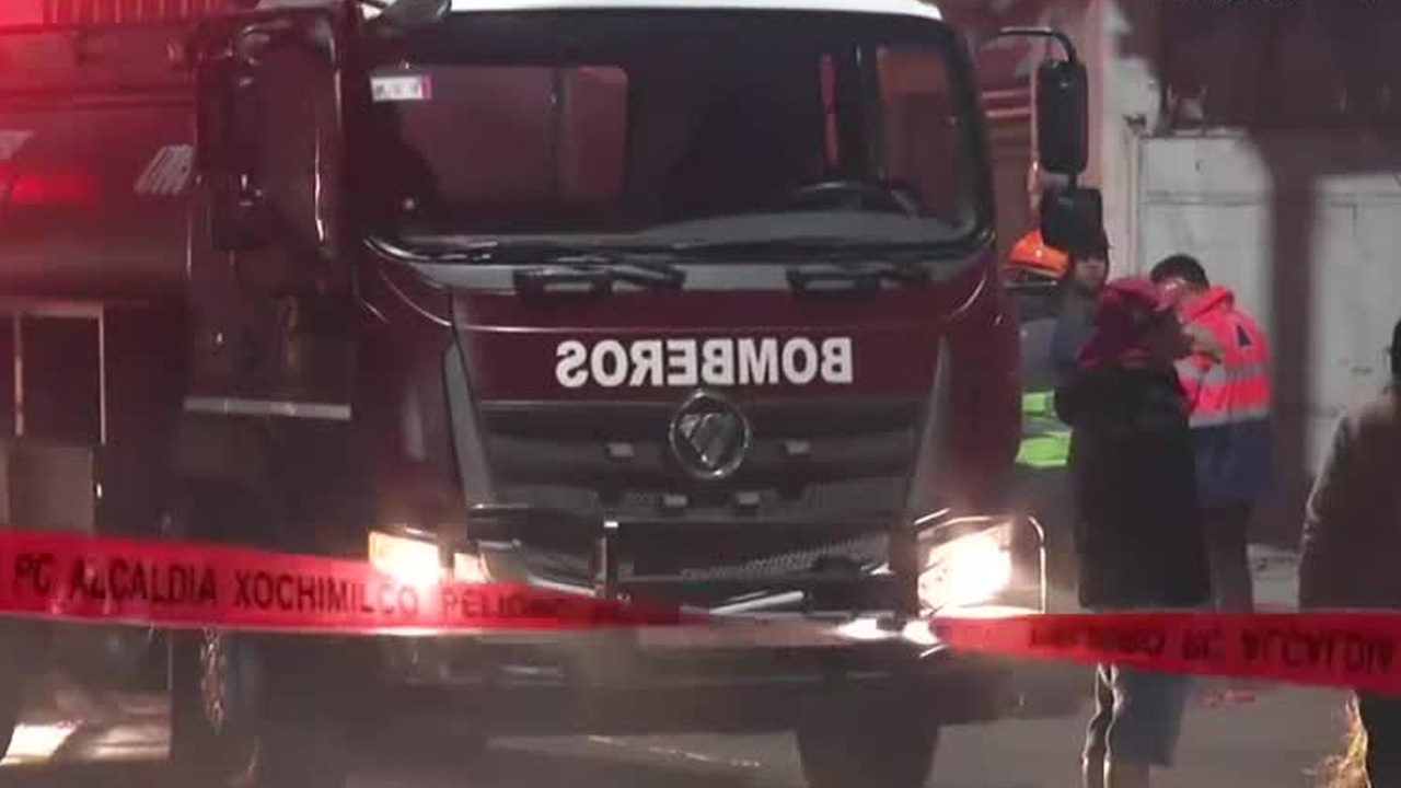 Un fuerte incendio se registró en una fábrica que almacenaba madera para muebles en San Lucas Xochimanga, Xochimilco.