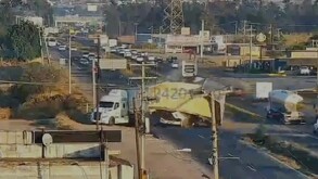 Las cámaras del sistema de videovigilancia C4 registraron el instante en que un camión tipo torton chocó contra un tráiler.
