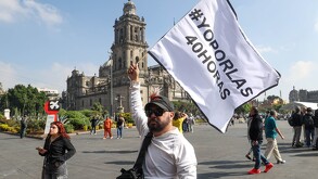 Jóvenes mexicanos exigiendo la aprobación de las 40 horas de jornada laboral.