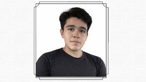 Joven con playera negra mirando fijamente a la cara