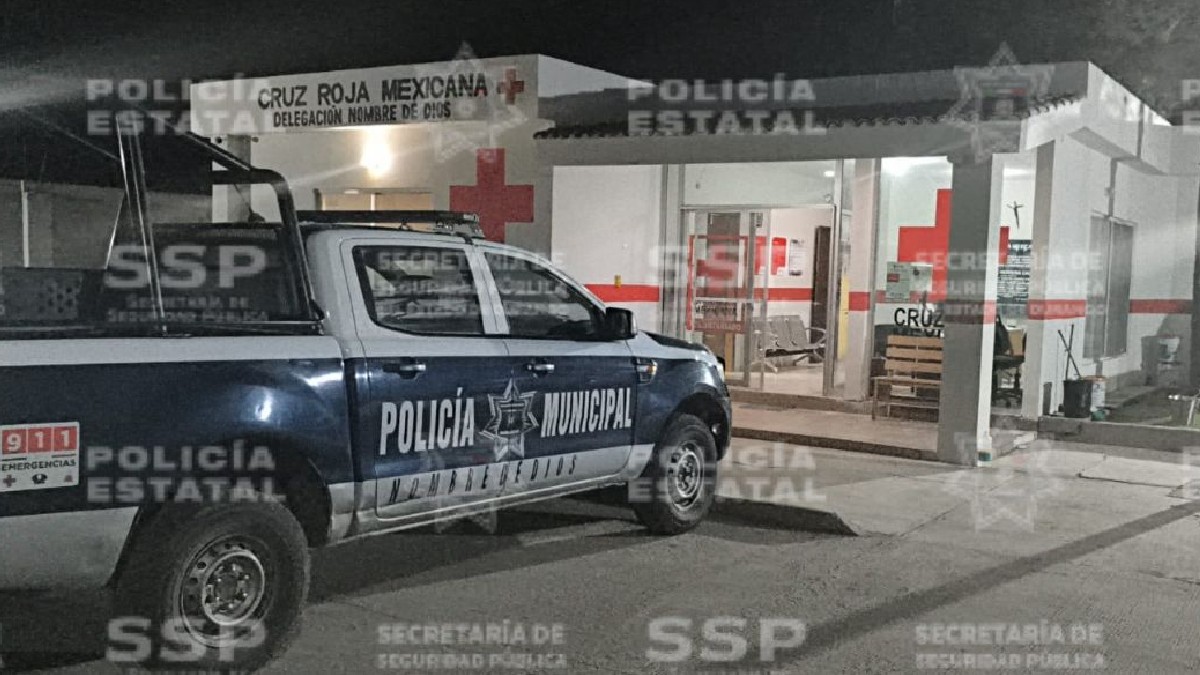 Policía que trasladó a un menor luego de que fuera picado por un alacrán en Durango.