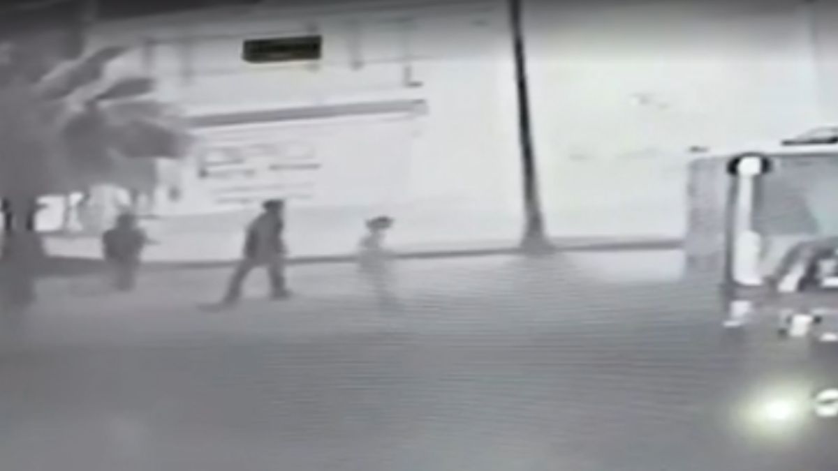 Cámaras de seguridad captando agresión a menor.