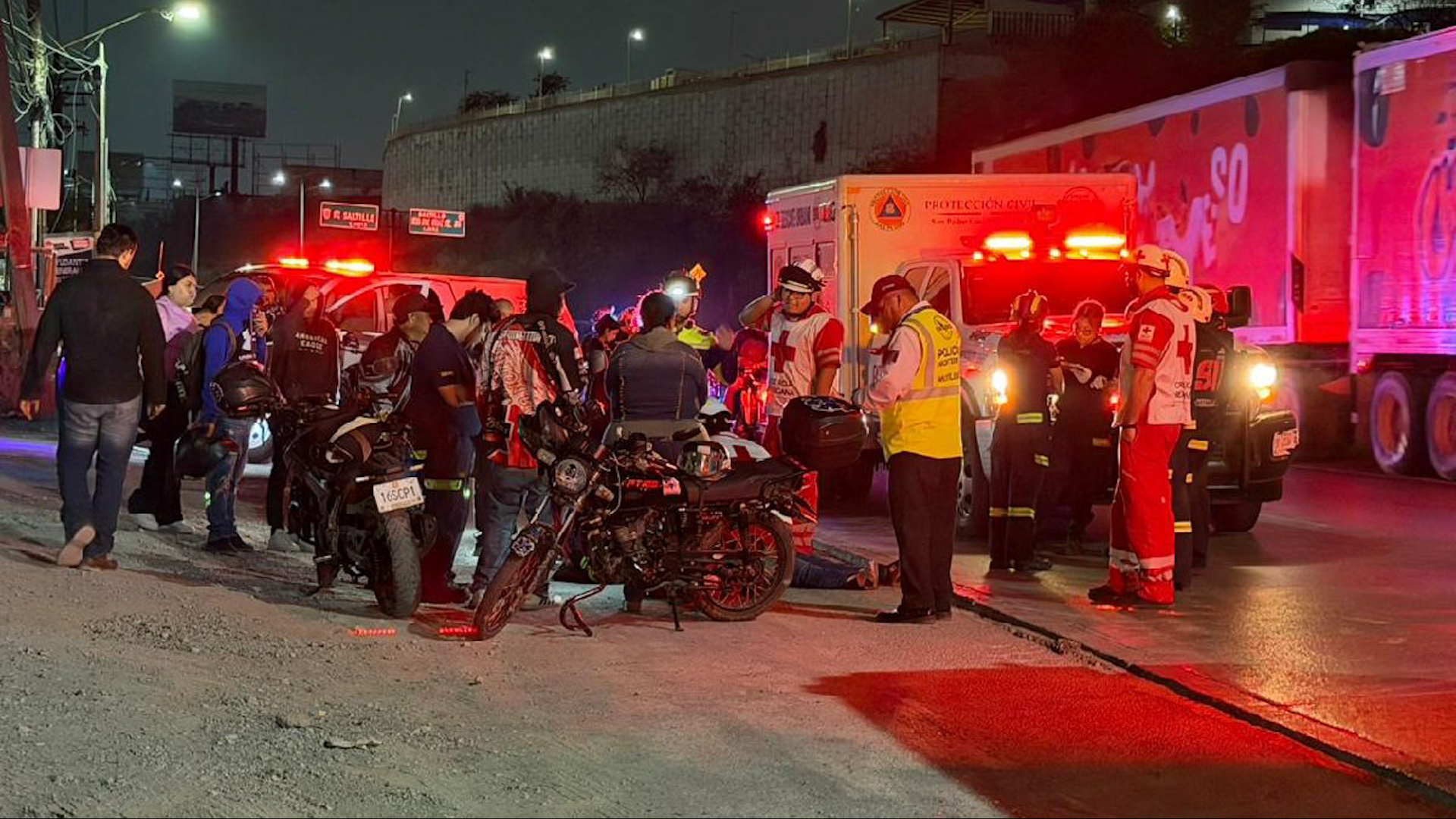 Según los primeros reportes, uno de ellos intentó incorporarse a una lateral; sin embargo, la falta de alumbrado público impidió que detectaran una zanja.