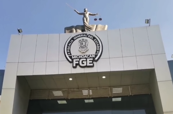 Investigan a cuatro policías de Morelia, Michoacán, por presuntamente extorsionar a extranjeros.