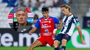 Sergio Canales de Rayados enfrentando a un jugador de Xelajú en la primera ronda de Champions Cup.