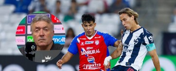 Sergio Canales de Rayados enfrentando a un jugador de Xelajú en la primera ronda de Champions Cup.