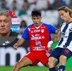 Sergio Canales de Rayados enfrentando a un jugador de Xelajú en la primera ronda de Champions Cup.