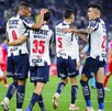 Rayados celebrando la victoria ante el Xelajú en 'El Gigante de Acero'.