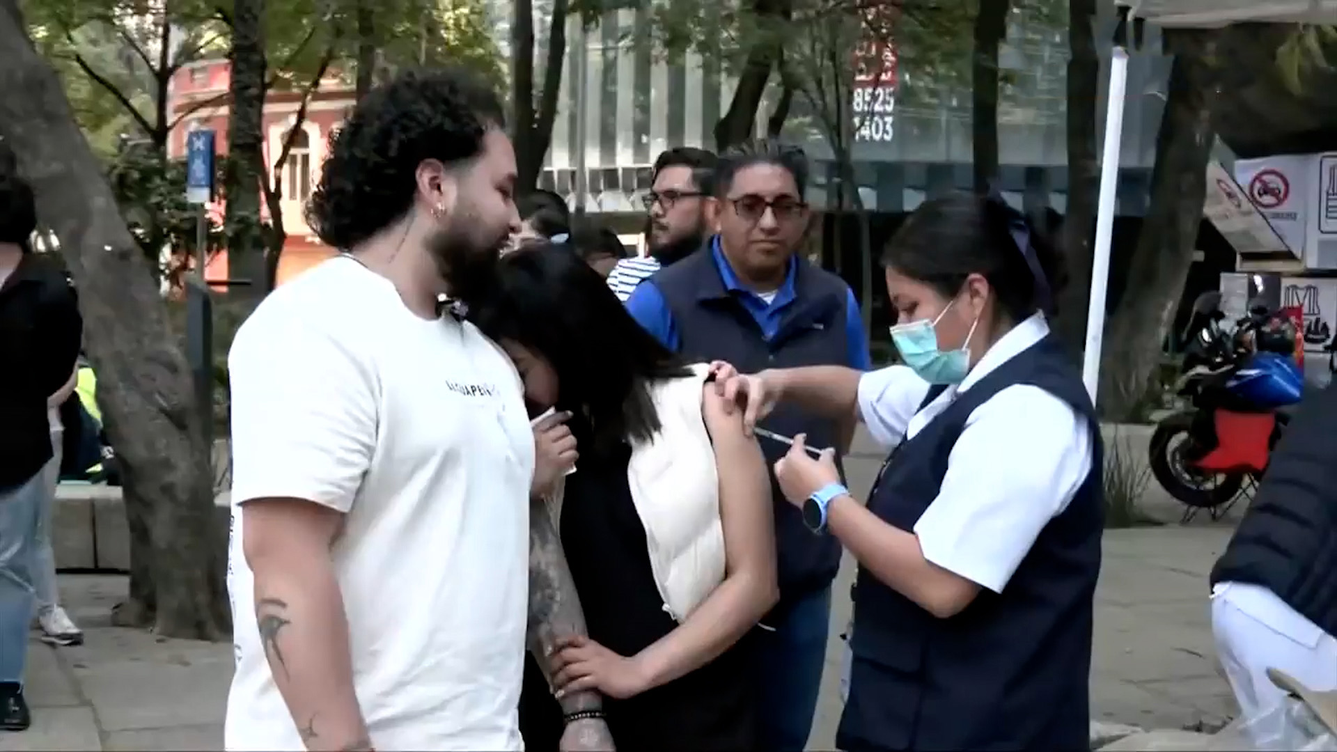 Con operativos hasta las 23:00 horas, se aplican cerca de 900 dosis diarias ante la preocupación por la emergencia sanitaria en la CdMx.