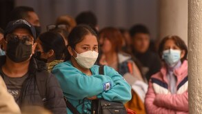 Personas con cubrebocas por aumento de casos de sarampión en México