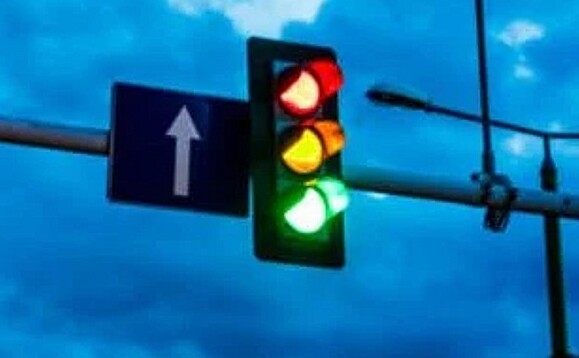 Semáforos podrían tener una cuarta luz