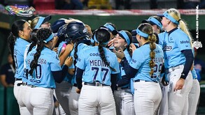 Sultanes Femenil celebrando la victoria ante El Águila.