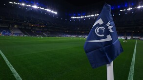 Banderín del estadio de Rayados con el logo oficial de la Champions Cup 2026.