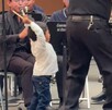 un niño imita a un director de orquesta durante un concierto de una banda sinfónica en la casa de cultura puebla