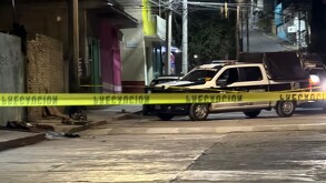 Policías acordonaron la zona donde un hombre falleció calcinado en Tultitlán.