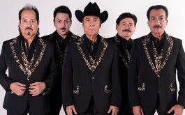 Vocalista de Los Tigres del Norte, sufre fuerte caída en pleno concierto de la Feria Nacional Potosina