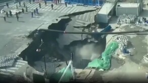 Socavón desapareciendo una calle en Shanghái, China.