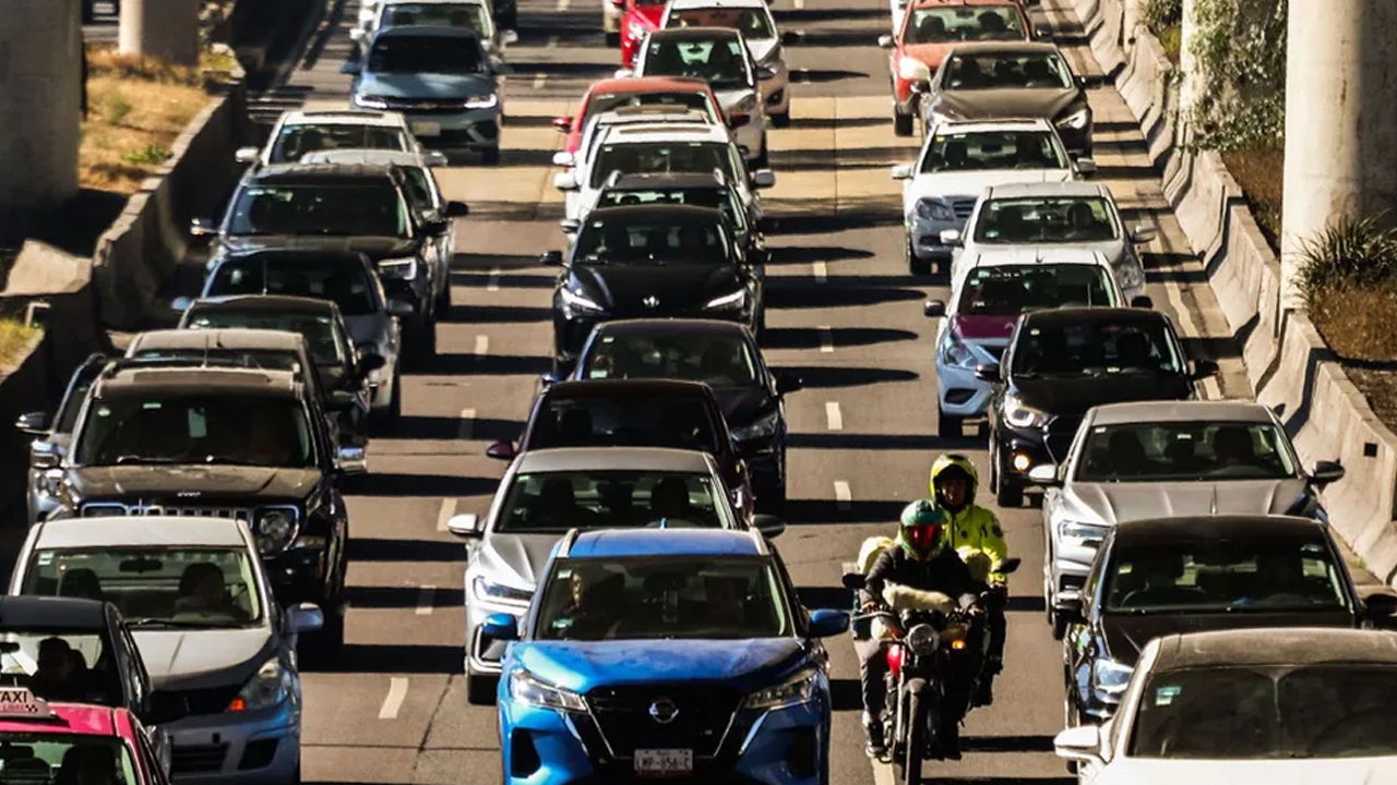 La Secretaría del Medio Ambiente aplica el programa Hoy No Circula en la CdMx y Edomex para reducir emisiones.
