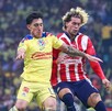 Alejandro Zendejas del América ante Code Cowell de Chivas.