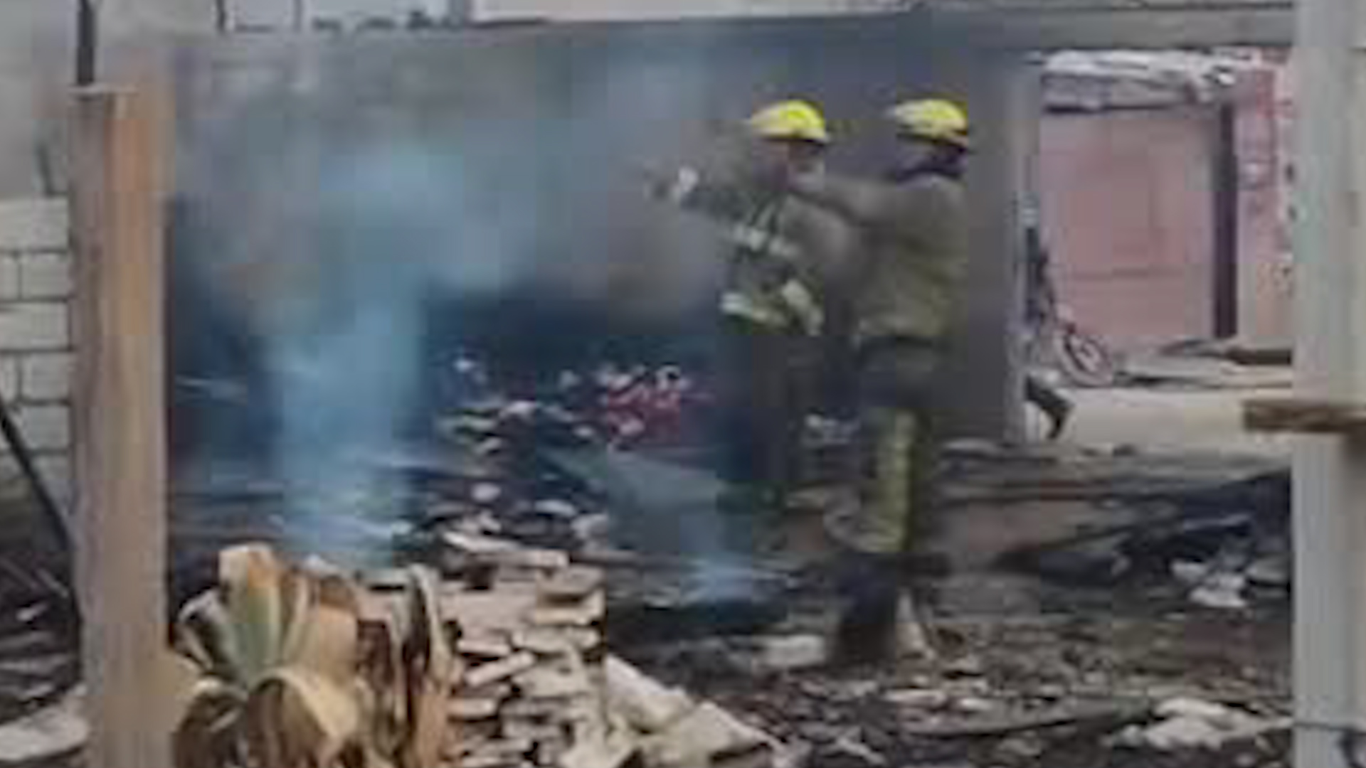 Un incendio presuntamente provocado movilizó de este jueves a corporaciones municipales y estatales en la colonia Ampliación Valle La Rosita.