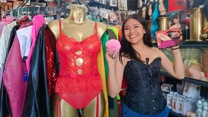 una mujer joven muestra productos en una sex shop