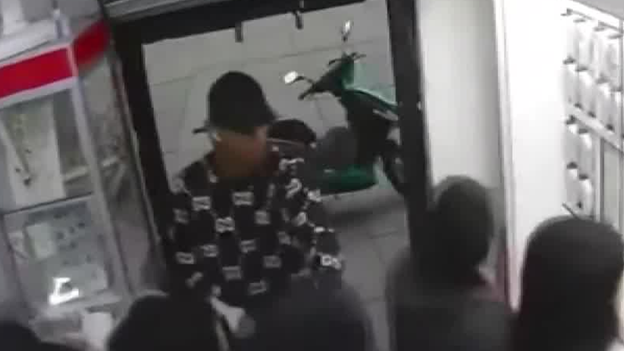 Cámaras de videovigilancia captaron el asalto a una joyería en el centro de Chalco, donde tres sujetos robaron alhajas valuadas en más de 100 mil pesos.