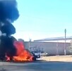 Vehículo envuelto en llamas desprendiendo una columna de humo negro al lado de un árbol seco en medio de calles de Michoacán