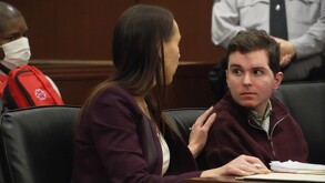 La abogada Kellie Mannette con el acusado Austin Thompson en el tribunal en Raleigh, Carolina del Norte, el 21 de enero del 2026