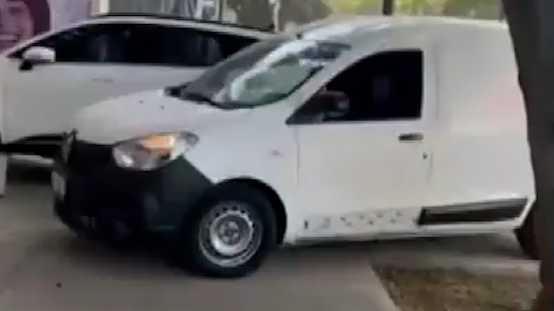 Javier Hidalgo exhibió a conductores abusivos que, además de bloquear el paso a peatones y personas con discapacidad, lanzaron amenazas para no ser grabados.