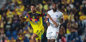 Jugadores de Club América y Olimpia de Honduras en el partido de Champions Cup