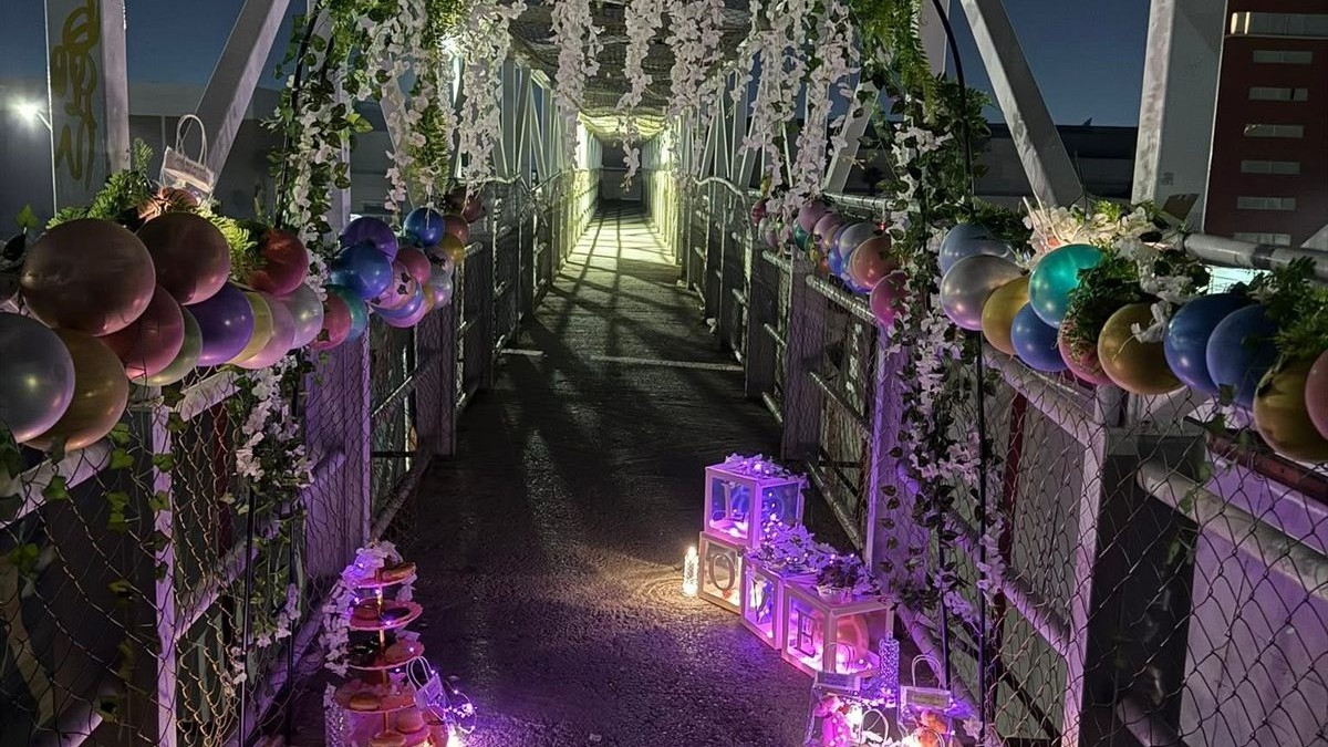 Lo que habitualmente es una estructura de concreto gris sobre el periférico Raúl López Sánchez, se convirtió este 13 de febrero en un escenario de color.