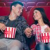 Pareja en el cine por Día del Amor y la Amistad