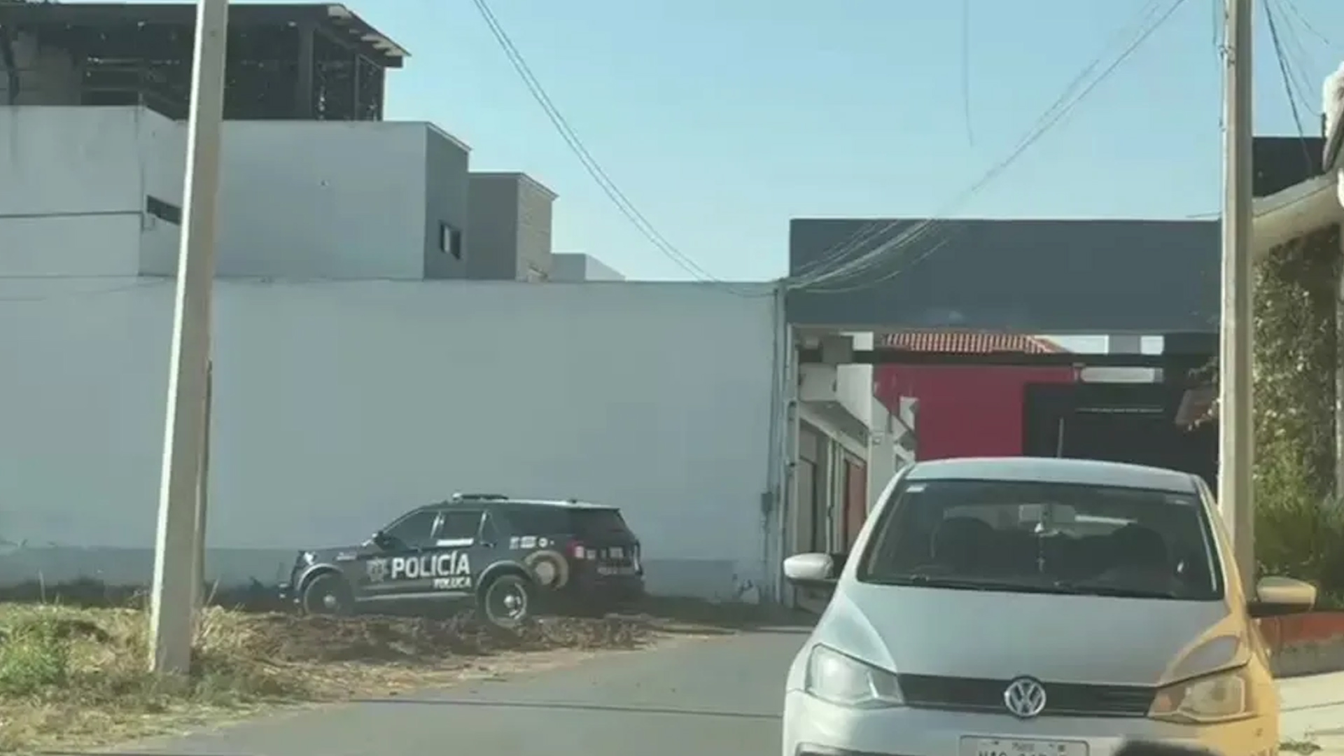 Autoridades detuvieron a un adolescente de 15 años luego de que se entregara por matar a su papá y hermano en Toluca, Estado de México.