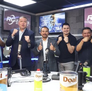 Juan Manuel Márquez junto a los locutores de 'La Hora de Willie González' en RG La Deportiva.