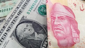 Dólar estadounidense y un billete de 100 pesos mexicanos.