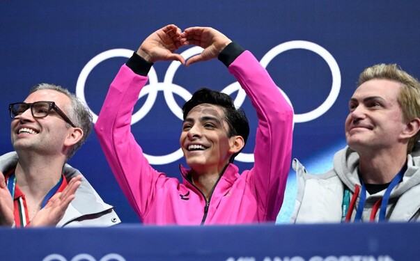 Donovan Carrillo celebrando su participación en la Final de patinaje sobre hielo.