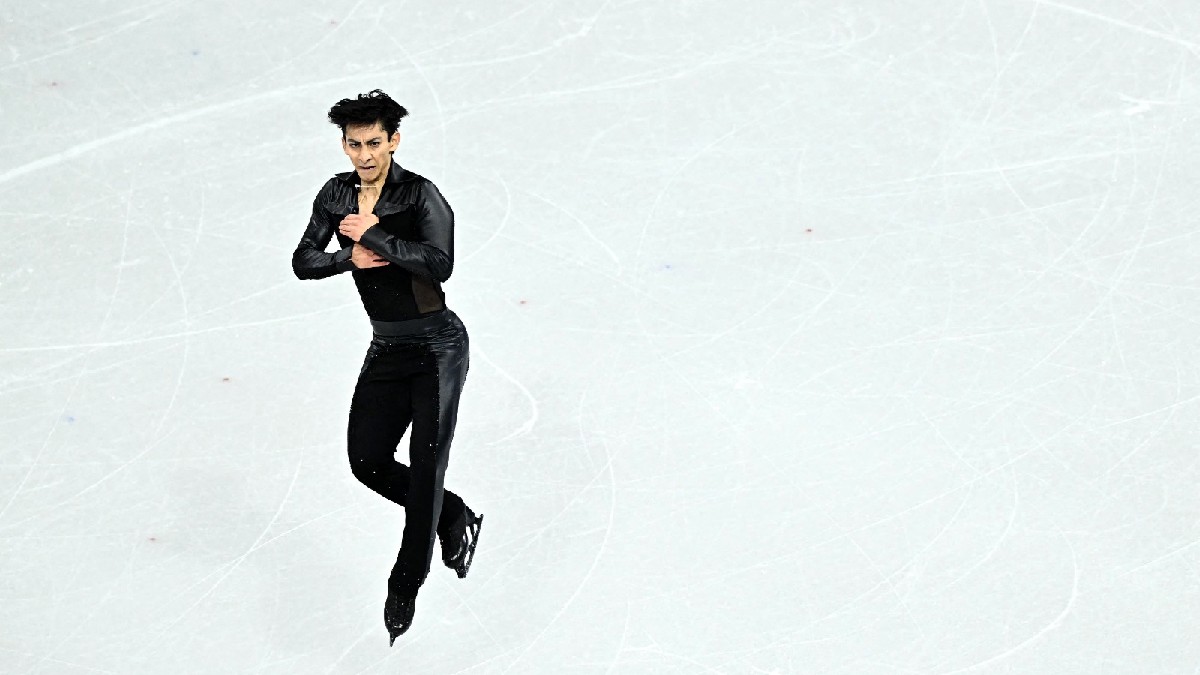 Donovan Carrillo marcando un giro triple en la final de patinaje sobre hielo