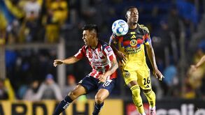 Efraín Álvarez y Cristian Borja enfrentándose en el Clásico Nacional de la Jornada 8 del Apertura 2025.