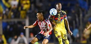 Efraín Álvarez y Cristian Borja enfrentándose en el Clásico Nacional de la Jornada 8 del Apertura 2025.