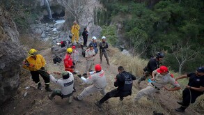 Elementos de Protección Civil y Bomberos con policías de Guadalajara y policías de Jalisco al borde de un camino en la Barranca de Huentitán