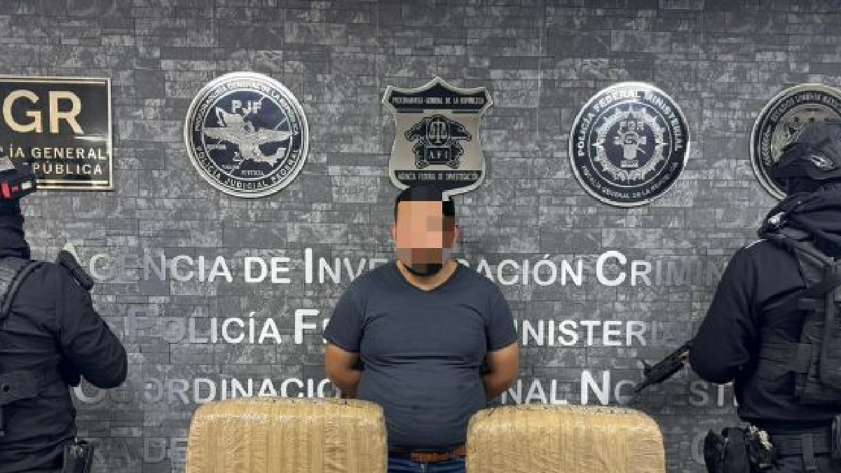 Hombre que fue descubierto con paquetes de droga en la carretera Torreón-San Pedro.