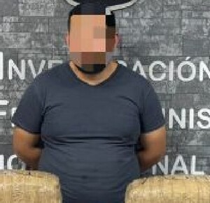 Hombre que fue descubierto con paquetes de droga en la carretera Torreón-San Pedro.