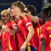 Jugadores de futbol de la Selección de España celebran una jugada.