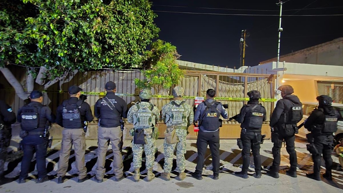 Autoridades que participaron en el decomiso de droga en la colonia Estrella de Torreón.