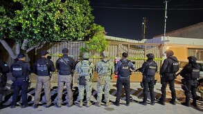 Autoridades que participaron en el decomiso de droga en la colonia Estrella de Torreón.