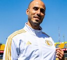Guido Pizarro en el estadio Universitario presumiendo el escudo de Tigres en el centro del campo del 'Volcán'.